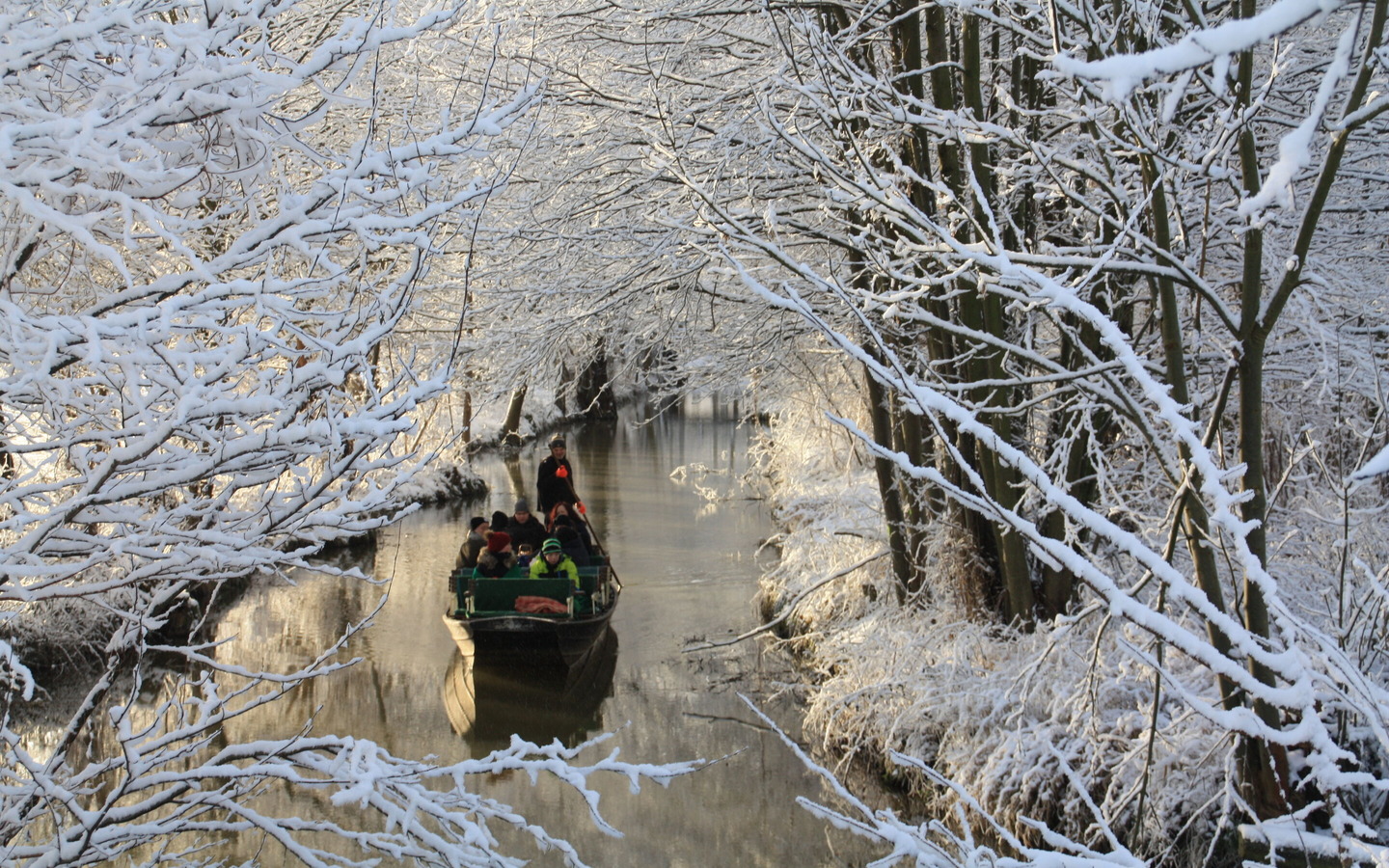 Gl&uuml;hweinkahnfahrt im Spreewald im Winter, Foto: Bootshaus am Leineweber