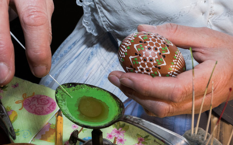 Wachsreservetechnik beim Ostereierverzieren &copy;Peter Becker