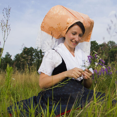 Ausgehtracht im Kornfeld &copy;Peter Becker