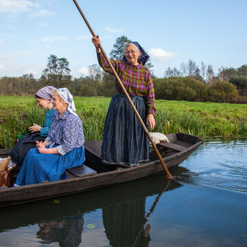 Arbeitstrachten auf dem Kahn &copy;Peter Becker