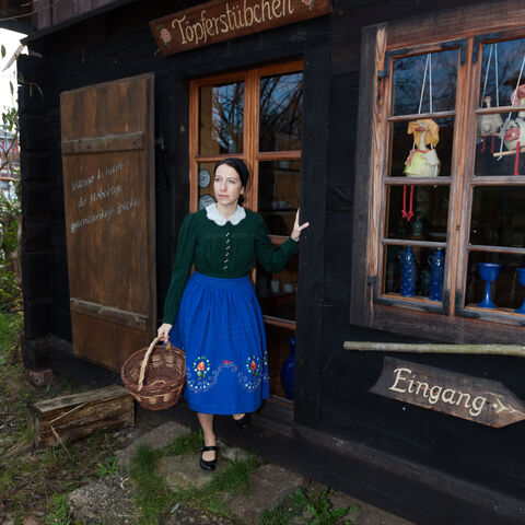 Ausgehtracht vor T&ouml;pferei &copy;Peter Becker