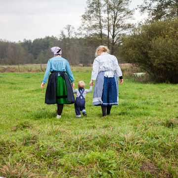 Arbeitstrachten mit Kind &copy;Peter Becker