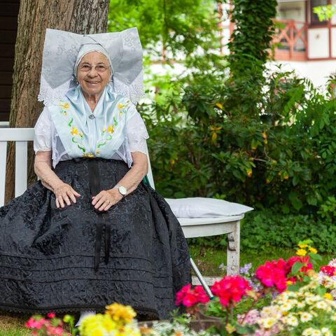 Marga Morgenstern in Kirchgangstracht &copy;Peter Becker