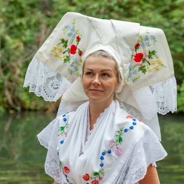 Burger Festtagstracht mit Haube &copy;Peter Becker