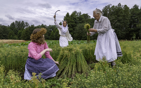 B&auml;uerin und Mittagsfrau &copy;Peter Becker