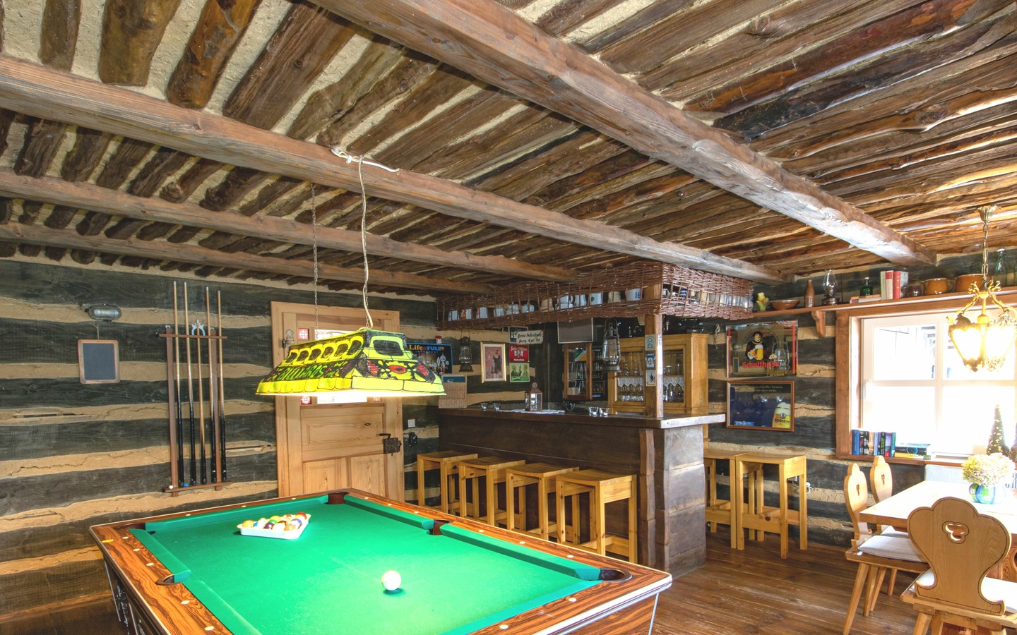 Aufenthaltsraum mit Billiard