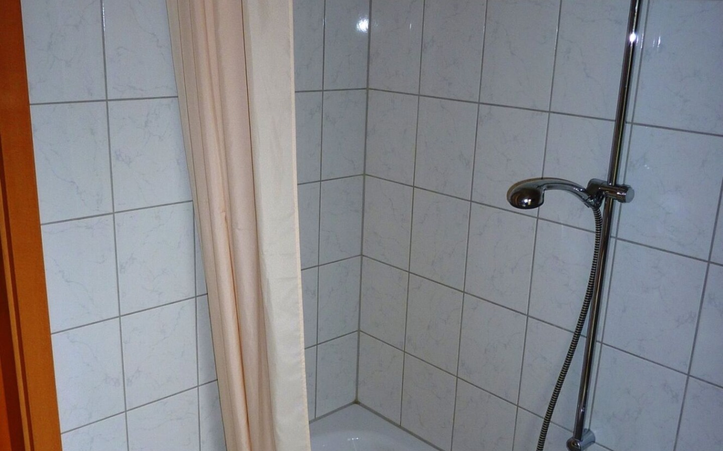 Bad im Nebengeb&auml;ude