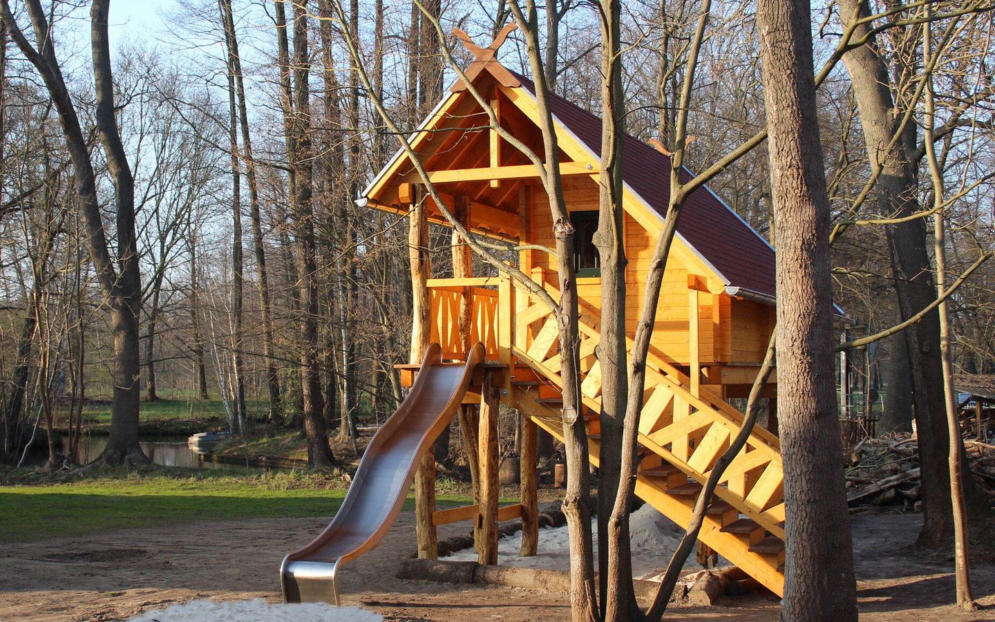 Baumhaus mit Rutsche