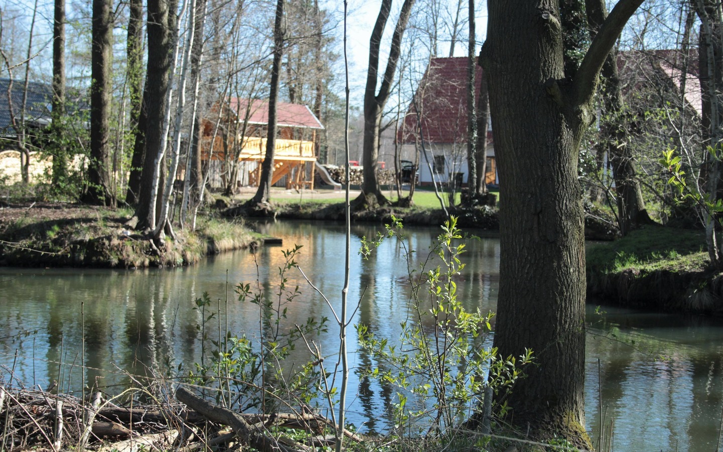 "Zum Baumhaus" vom Wasser aus