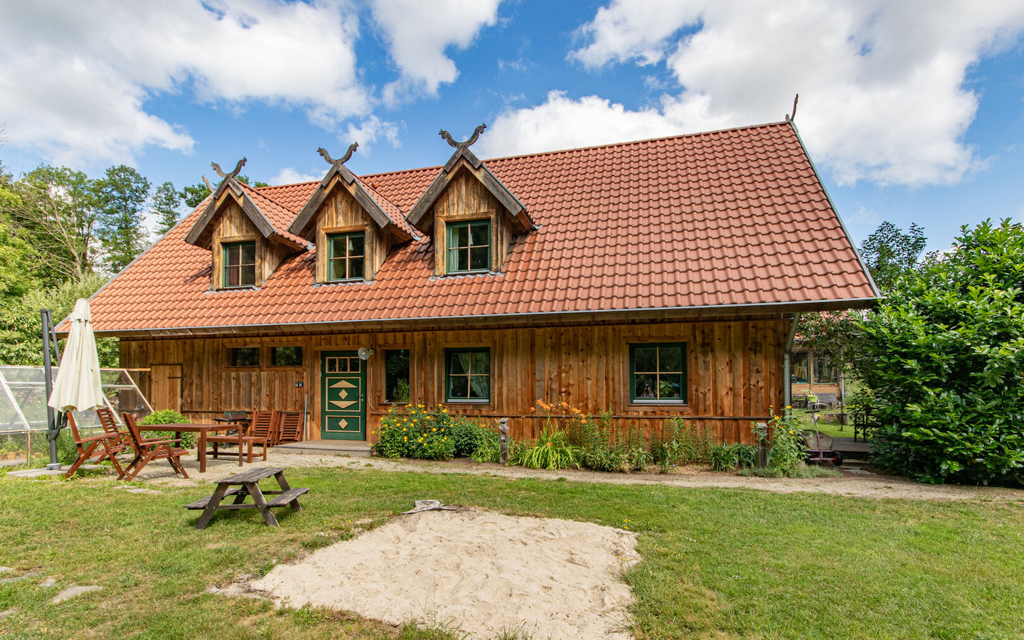 Eingangsbereich und Terrasse, Sandkasten