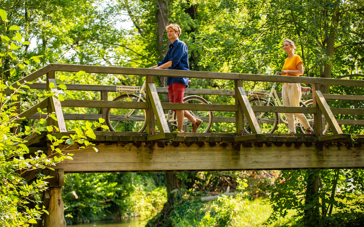 Radfahrer auf einer Spreewaldbank in Burg (Spreewald), Foto: Ron Petra&szlig;