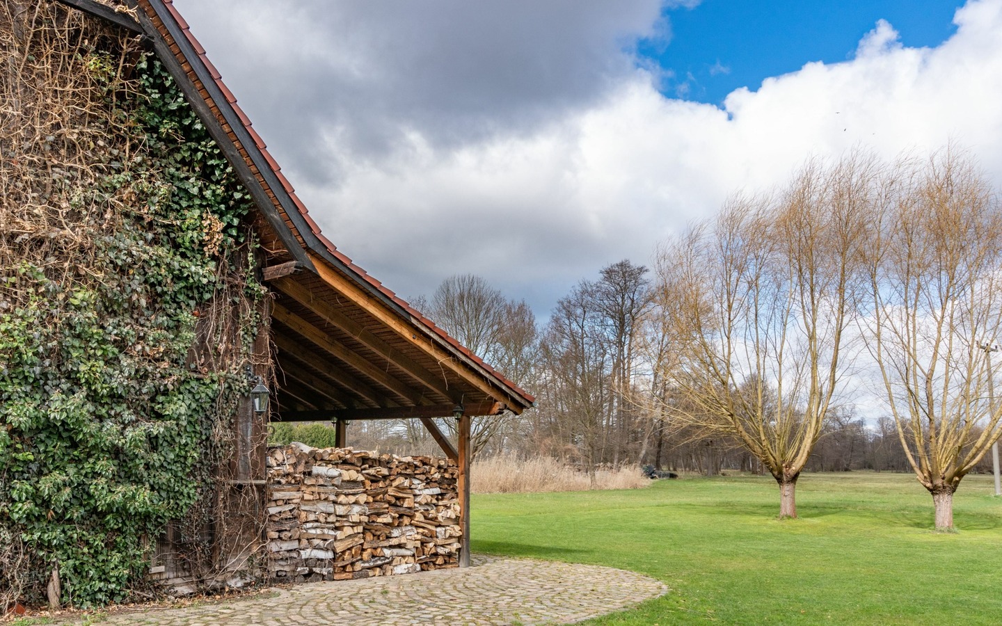Weitl&auml;ufiges Grundst&uuml;ck
