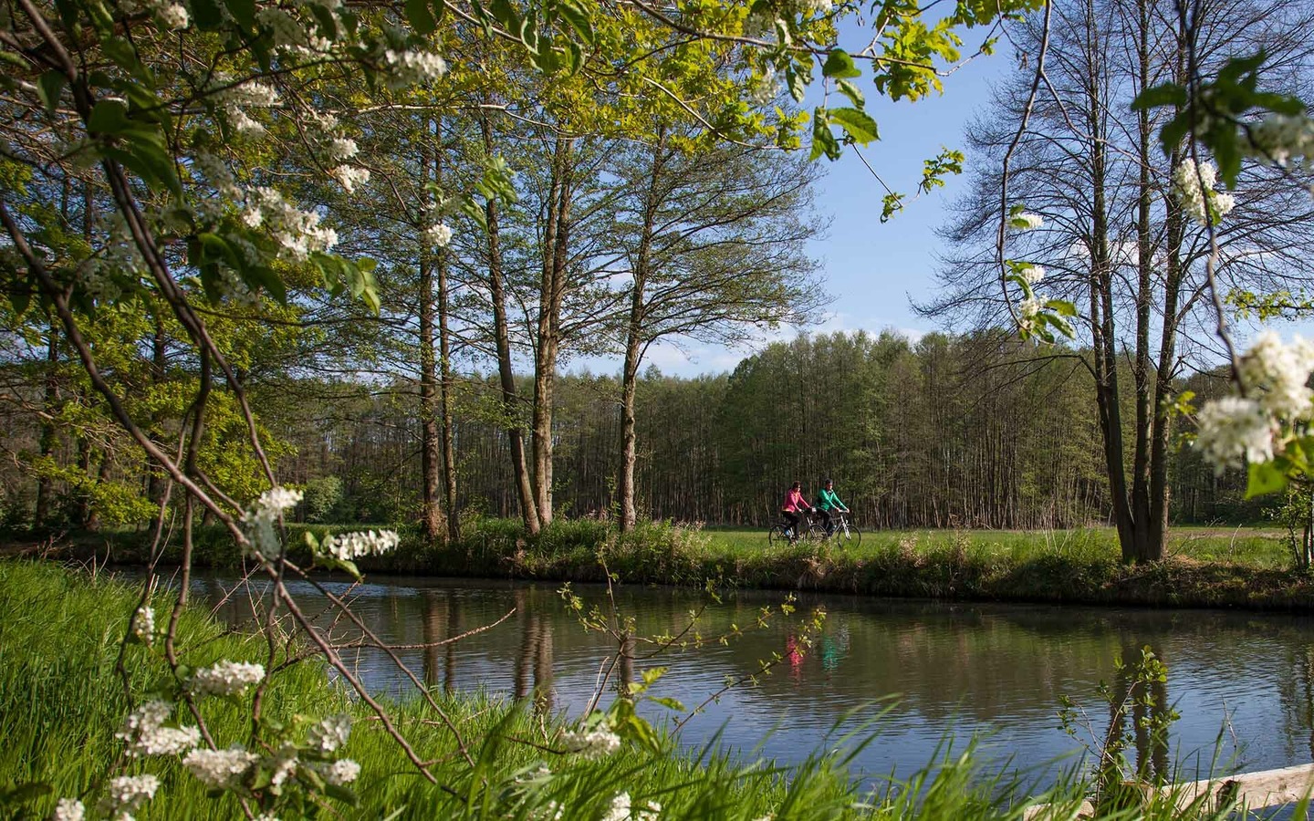 Wander- und Radweg entlang der Flie&szlig;e in Burg, Foto: Peter Becker, Lizenz: Amt Burg (Spreewald)