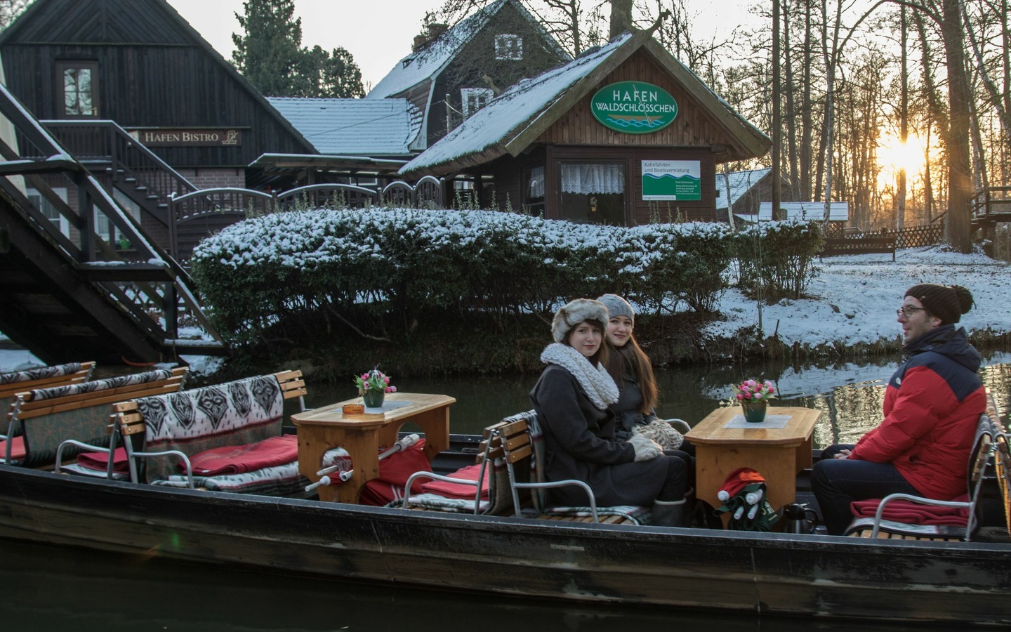 Kahnfahrten im Winter am Hafen Waldschl&ouml;sschen, Foto: Peter Becker, Lizenz: Amt Burg (Spreewald)
