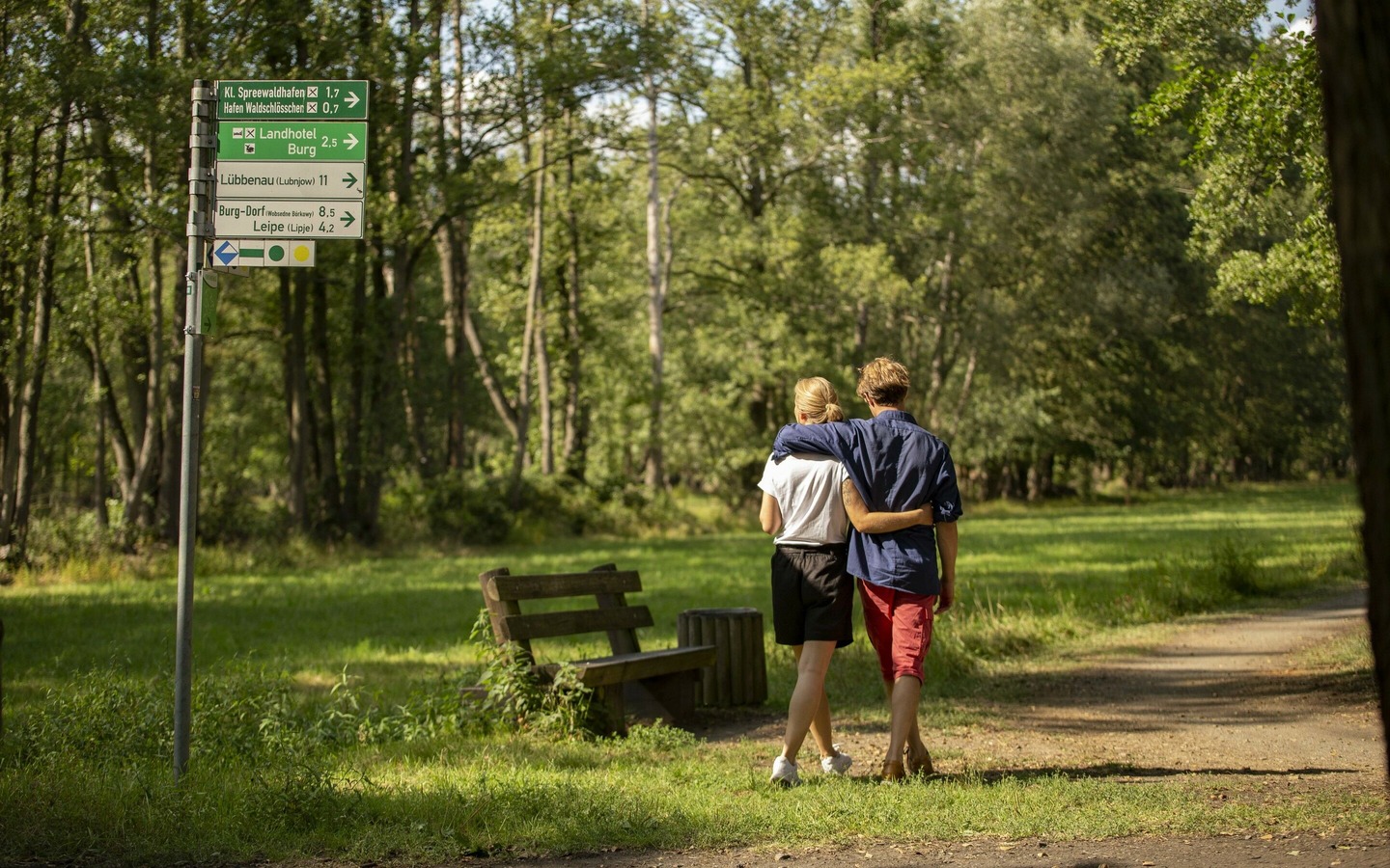 Spazierg&auml;nger auf Wanderweg, Foto: Ron Petras, Lizenz: Amt Burg (Spreewald)