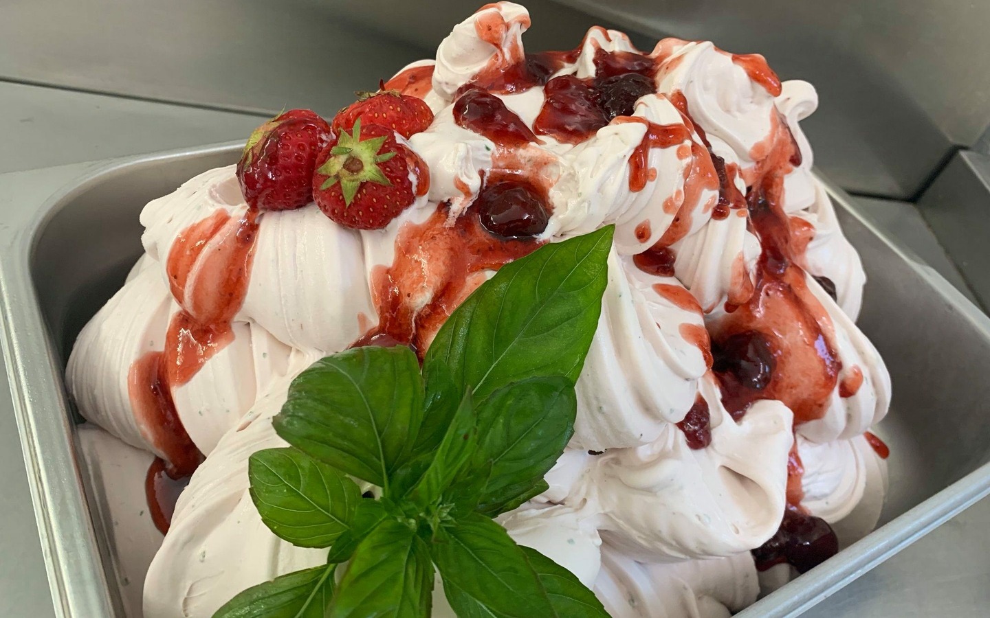 Erdbeereis, Foto: Die Eiswerker, Lizenz: Amt Burg (Spreewald)