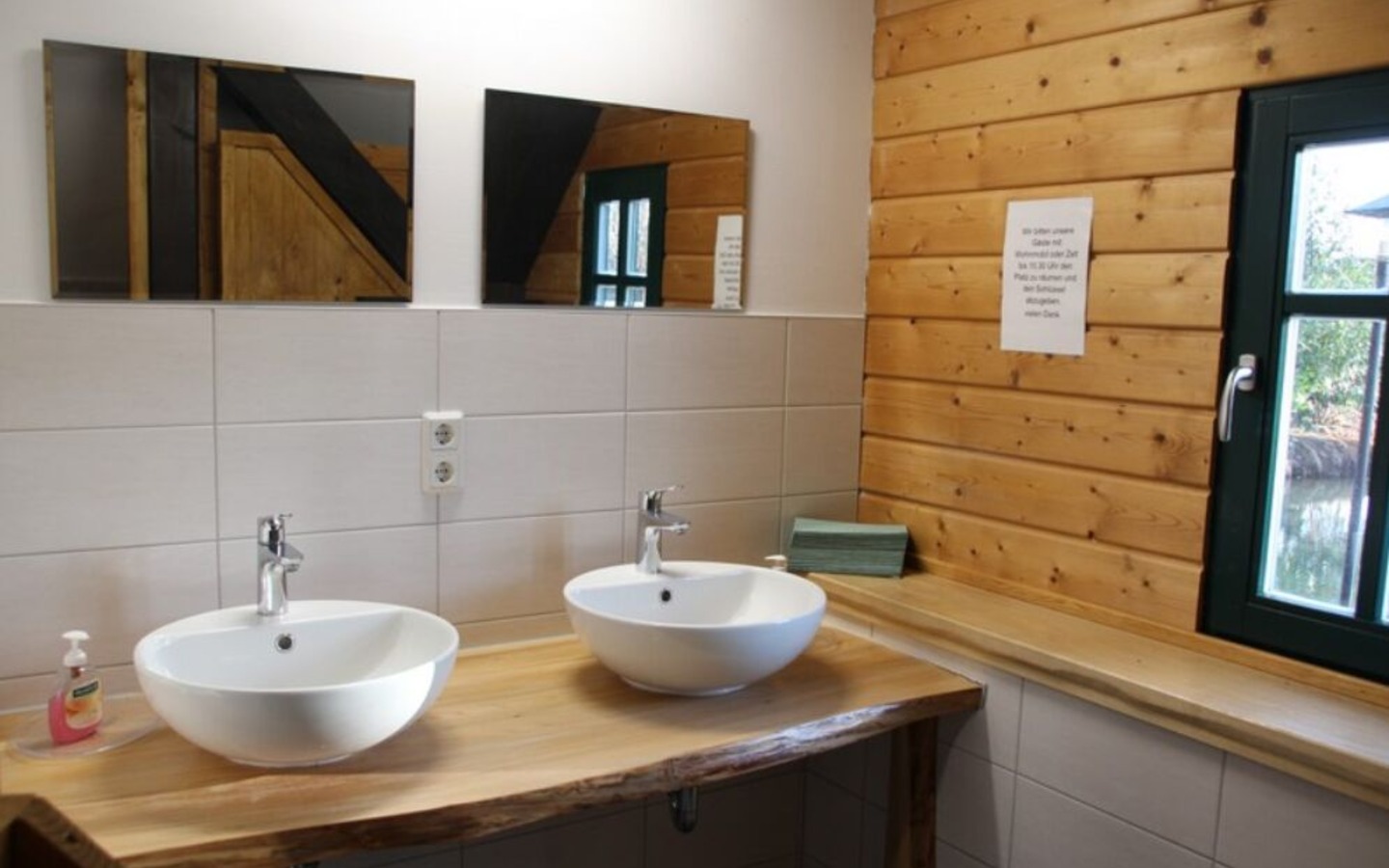 Waschraum, Foto: Landgasthof Zur Wildbahn, Lizenz: Amt Burg (Spreewald)