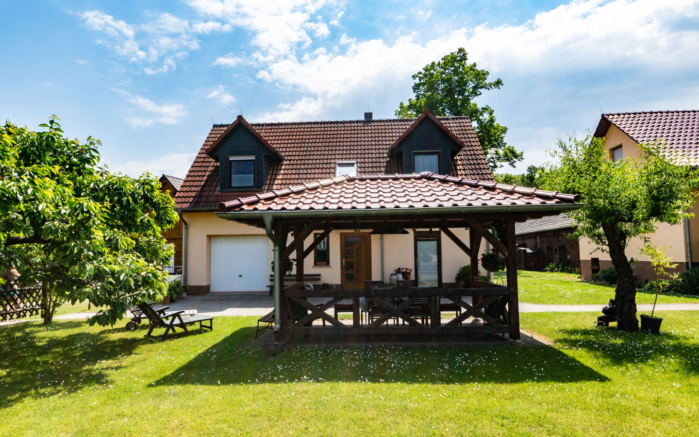 Hausansicht mit Freisitz