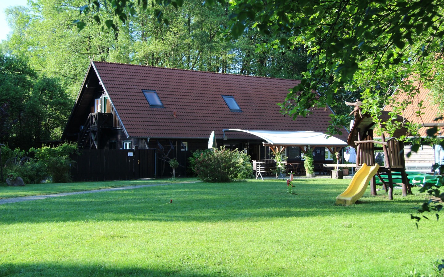 Kneipp- und ErlebnisCamping "An den Spreewaldflie&szlig;en" - Rezeption mit Terrasse