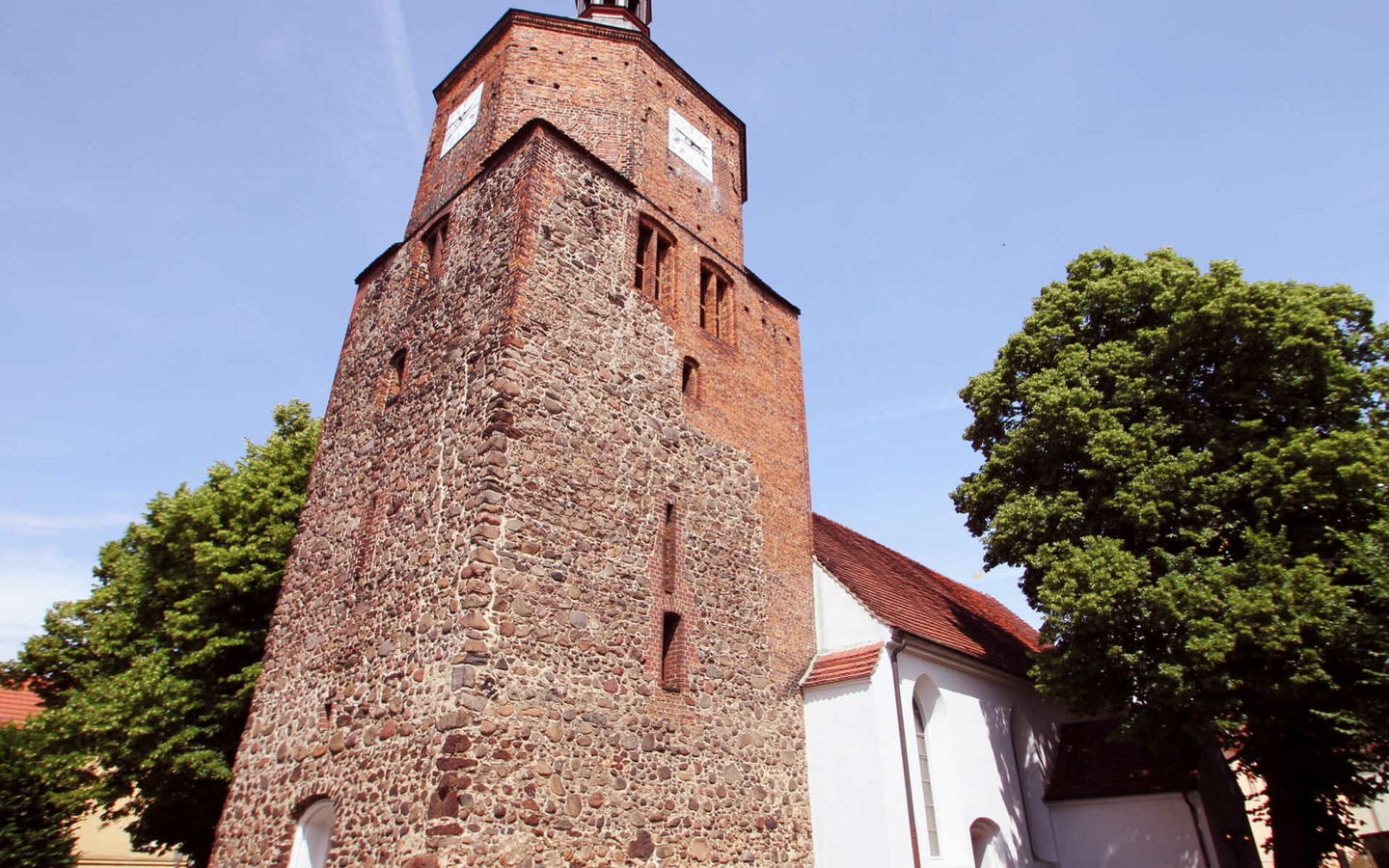 Der Turmsockel aus Feld-und Raseneisensteinen, Foto: Stefan Laske, Foto: Stefan Laske , Lizenz: REG Vetschau mbH