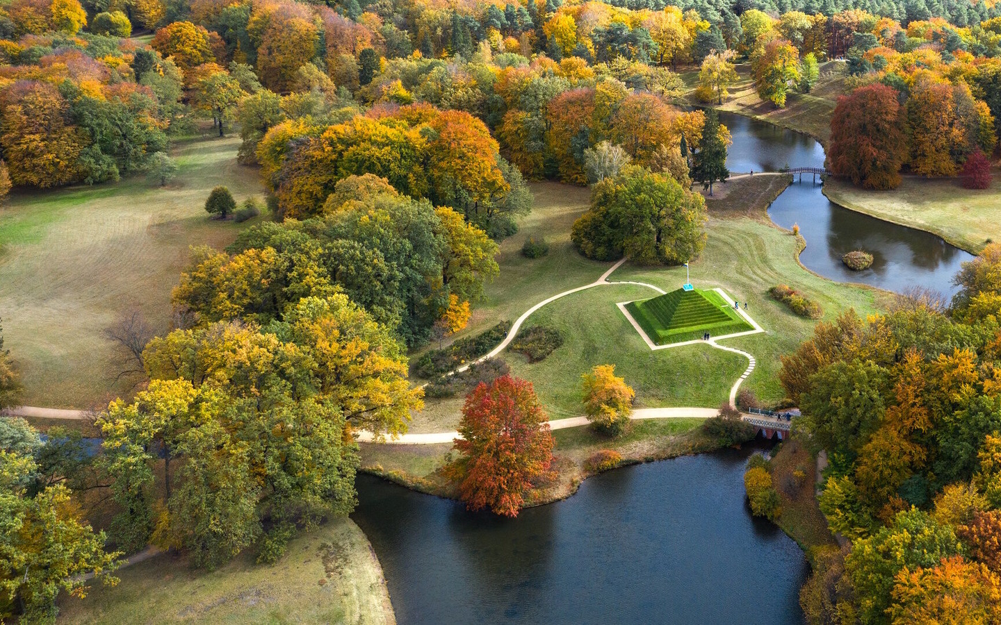 Landpyramide im Branitzer Park, Foto: Leo Seidel, Lizenz: SFPM