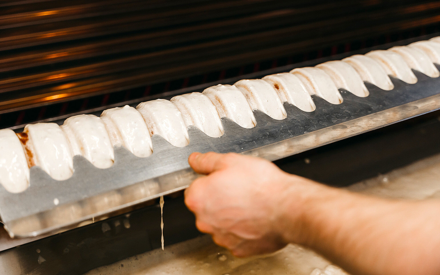 K&auml;mmen des Cottbuser Baumkuchens | Groch & Erben, Foto: Johannes Zantow, Lizenz: Groch & Erben