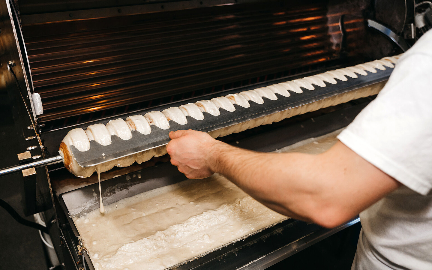 Durch das K&auml;mmen erh&auml;lt der Baumkuchen seine bekannte Form | Groch & Erben, Foto: Johannes Zantow, Lizenz: Groch & Erben