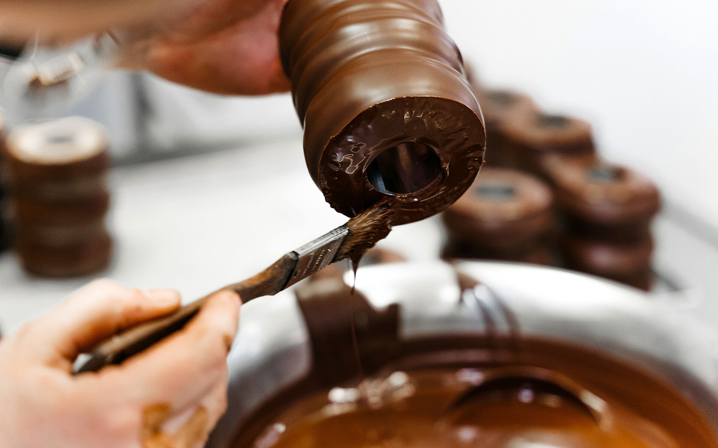 Von Hand mit Schokolade &uuml;berzogener Baumkuchen aus Cottbus | Groch & Erben, Foto: Johannes Zantow, Lizenz: Groch & Erben