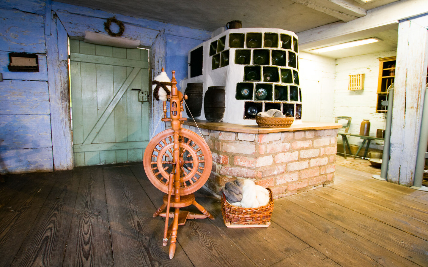 Kachelofen und Spinnrad, Freilandmuseum Lehde Foto: MuseumOSL, Foto: Jenny Linke, Lizenz: Museum OSL