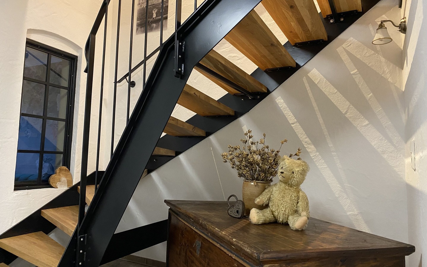 Sch&ouml;ner, gro&szlig;er, heller Flur mit Treppe ins OG, Foto: J&ouml;rdis Urban, Lizenz: Haus Stenziger