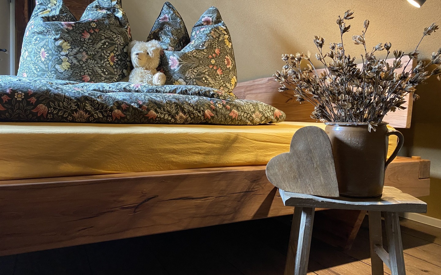 Kuscheliger Schlafbereich unter gem&uuml;tlicher Dachschr&auml;ge, Foto: J&ouml;rdis Urban, Lizenz: Haus Stenziger