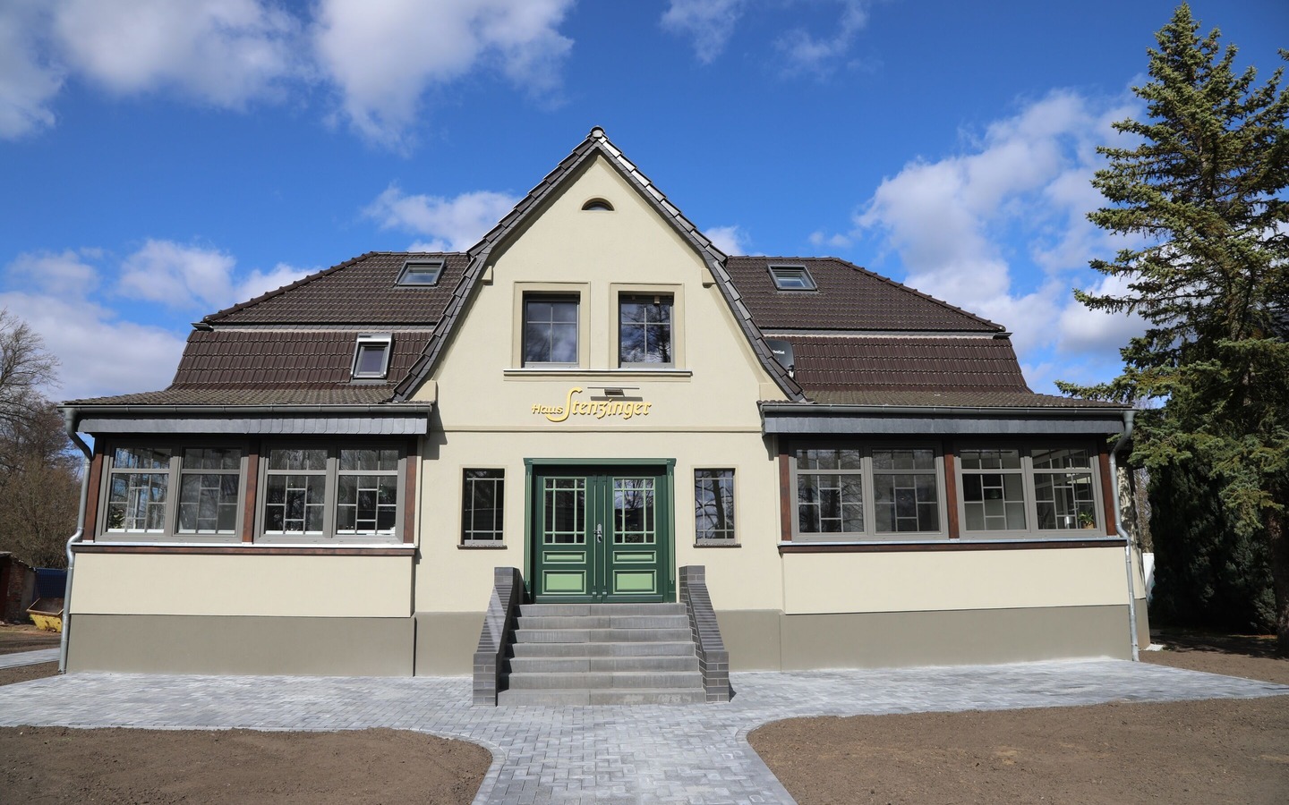 Frisch restaurierte Au&szlig;enansicht im M&auml;rz 2024, Foto: J&ouml;rdis Urban, Lizenz: Haus Stenziger