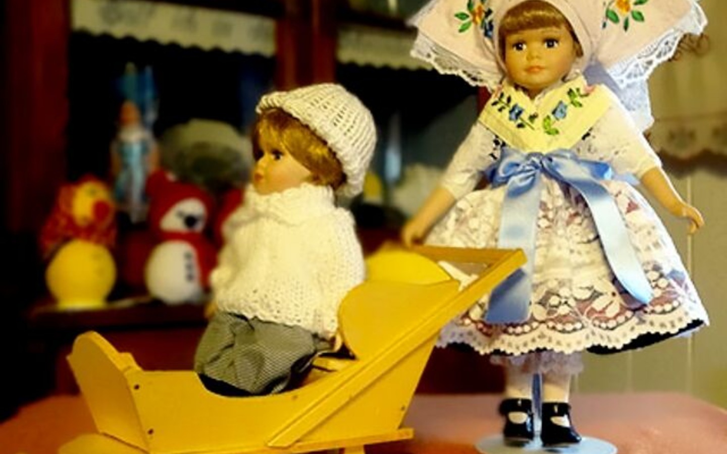 Sorbische Trachtenpuppen der Trachtenstickerei Dziumbla, Foto: Trachtenstickerei Dziumbla, Lizenz: Amt Burg (Spreewald)