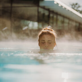 Frau im Solebad au&szlig;en