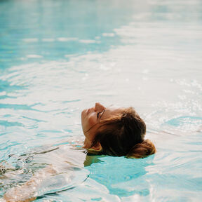 Frau im Solebad Au&szlig;enbereich