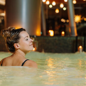 Frau im Wasser innen