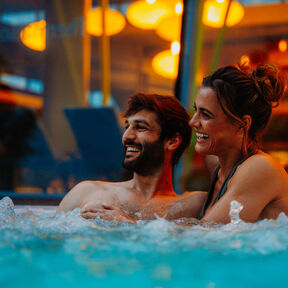 Paar im Sprudelbecken