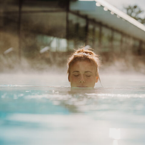 Burger Thermalsole - Frau im Au&szlig;enbecken , Foto: Spreewald Therme GmbH