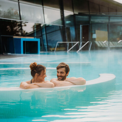Burger Thermalsole - Paar im Au&szlig;enbecken der Spreewaldtherme, Foto: Spreewald Therme GmbH
