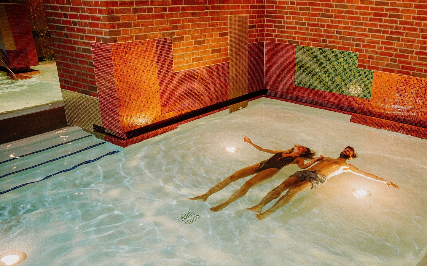 Floating im Intensivsolebecken, Foto: Finn Eidam, Lizenz: Spreewald Therme GmbH