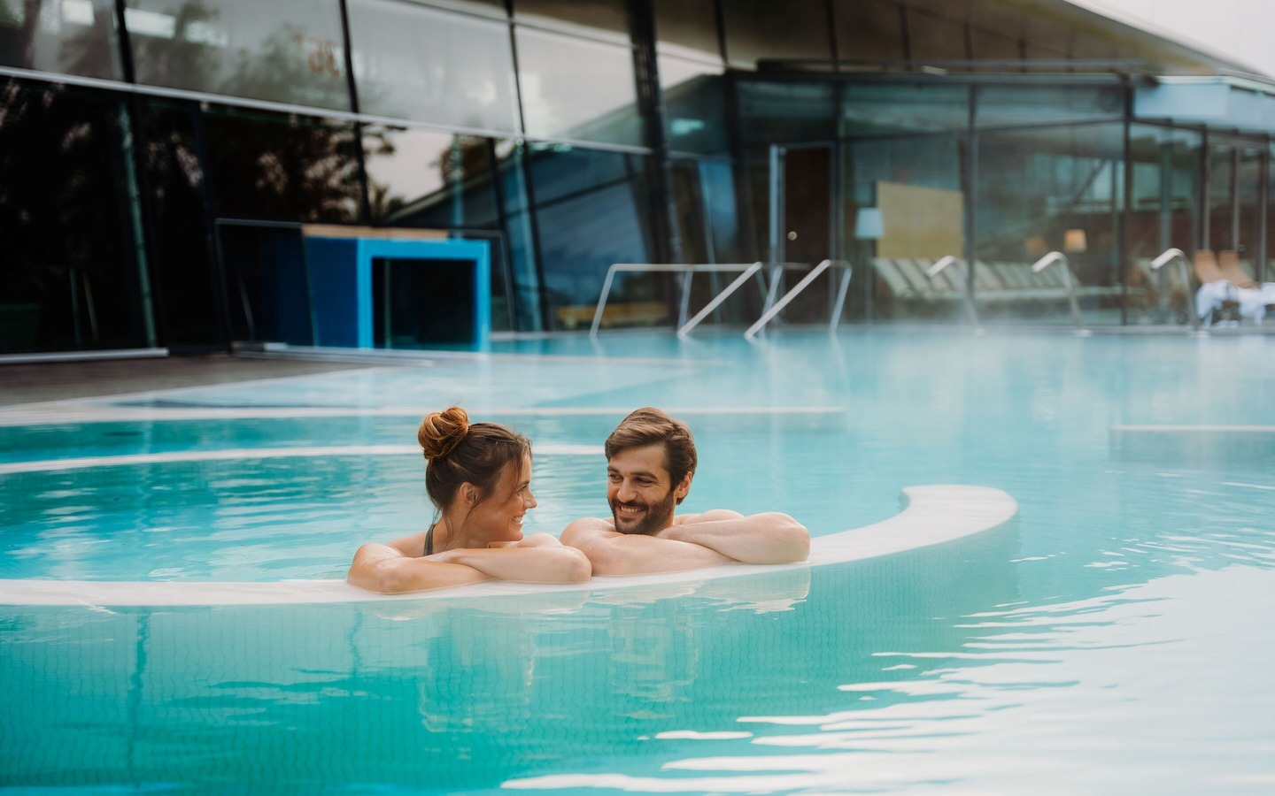 Warmau&szlig;enbecken mit Str&ouml;mungskanal, Foto: Finn Eidam, Lizenz: Spreewald Therme GmbH