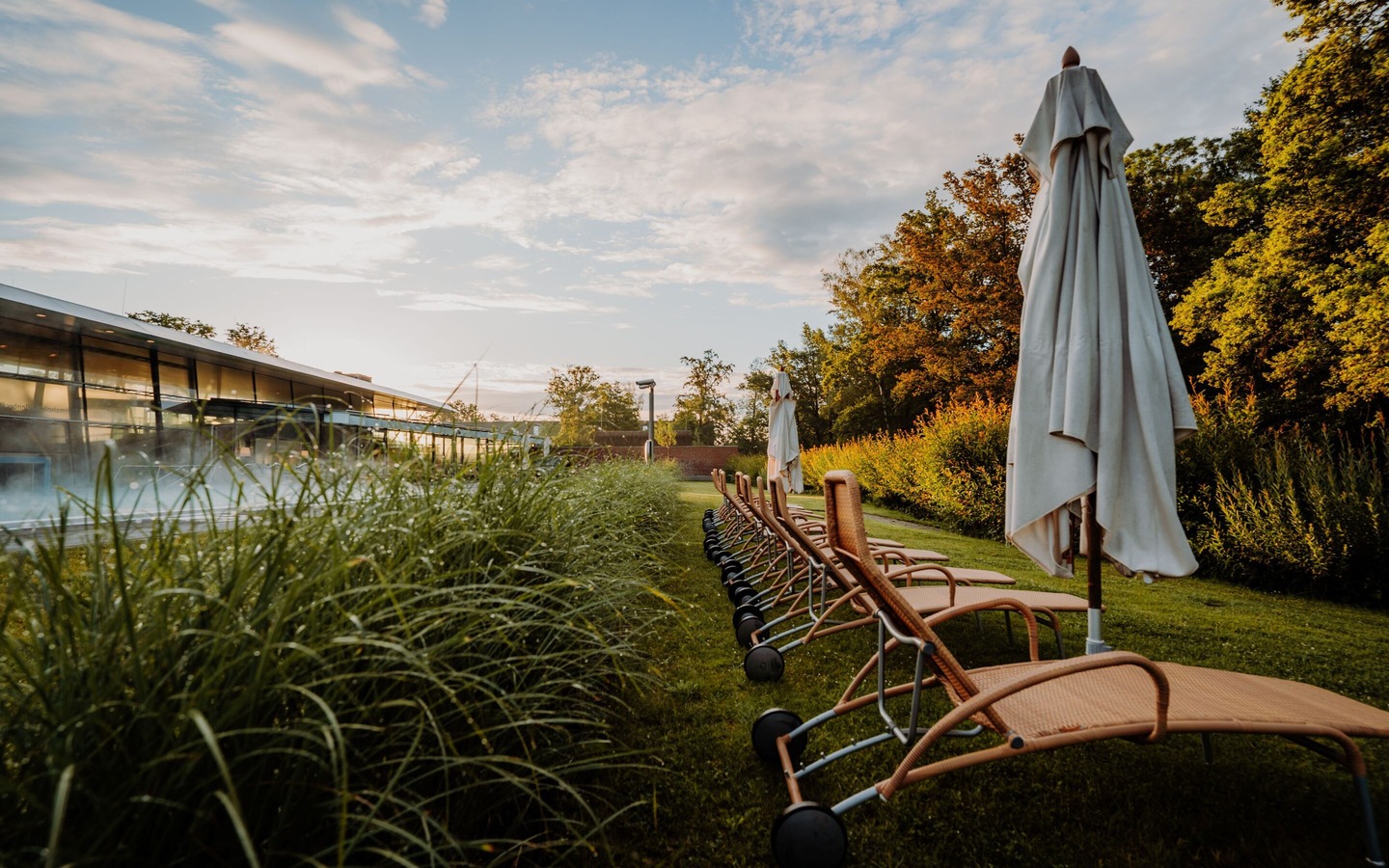 Entspannungsbereich au&szlig;en, Foto: Finn Eidam, Lizenz: Spreewald Therme GmbH