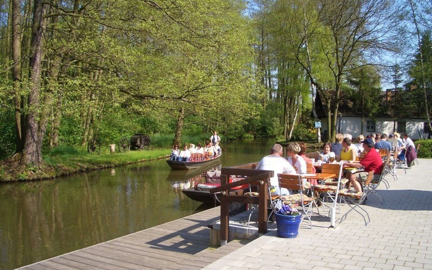 Gem&uuml;tliche Atmosph&auml;re direkt am Wasser, Foto: Johannes Schimmank, Lizenz: Hafen Waldschl&ouml;sschen