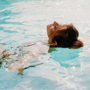 Frau im Thermalsolebad Aussenbecken, Bikld: Spreewald Therme GmbH