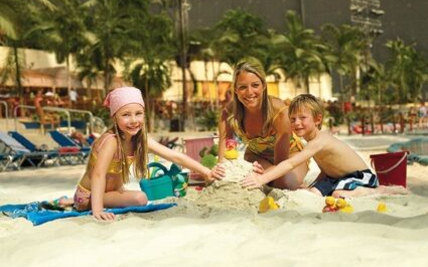 Familie im Sand, Foto: Tropical Islands